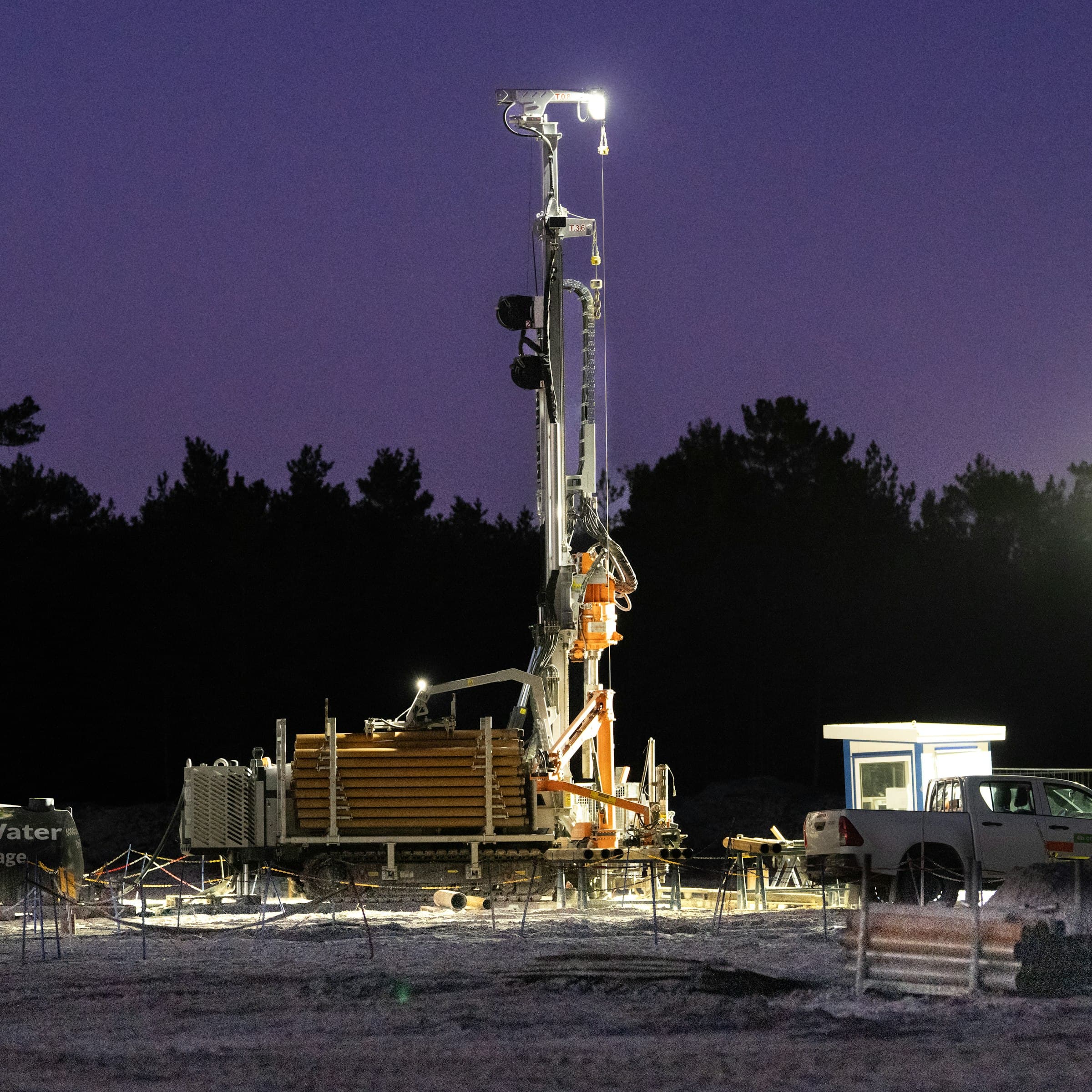 Máquina perforadora de pozos trabajando de noche